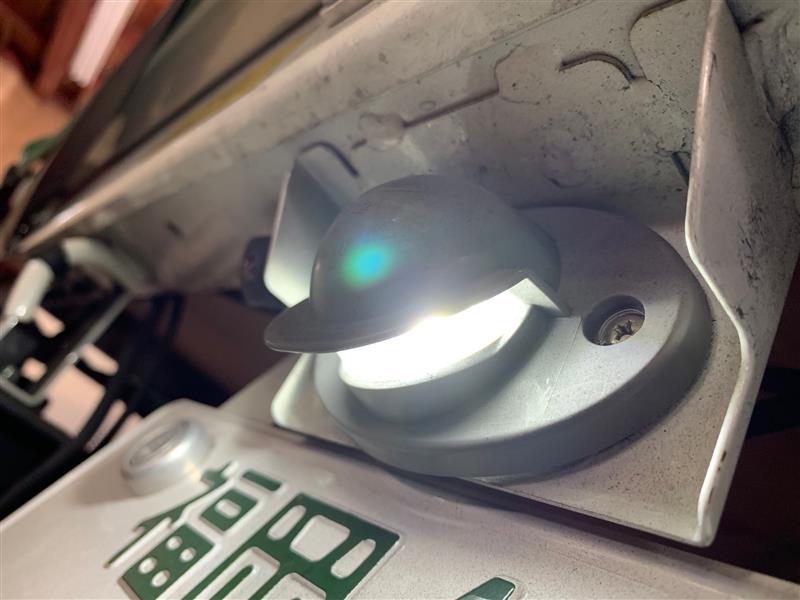 トラックのナンバー灯をLEDに交換したいドライバー必見！交換手順と注意点を解説