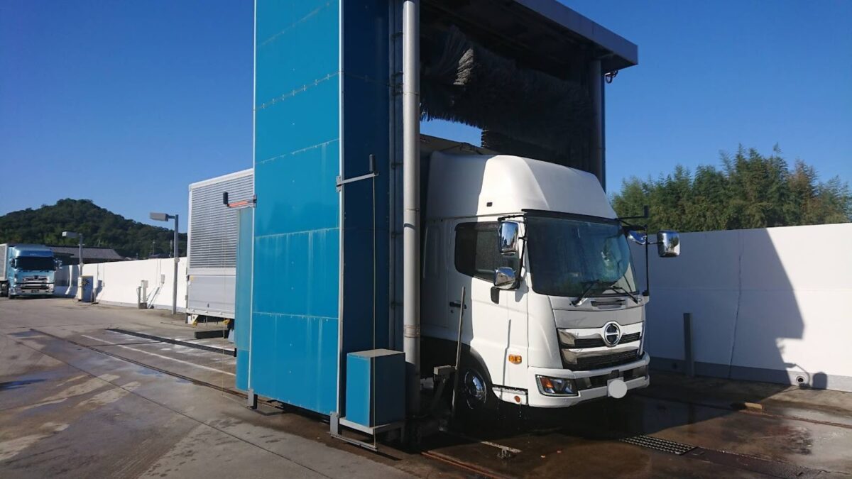 大型トラックを効率よく洗車する方法を解説