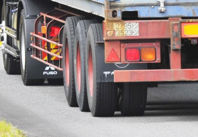 大型トラックのタイヤは何故2つあるのか？