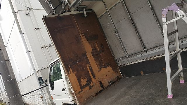 ウイング車の荷台が雨漏りしている！原因と対処法は？