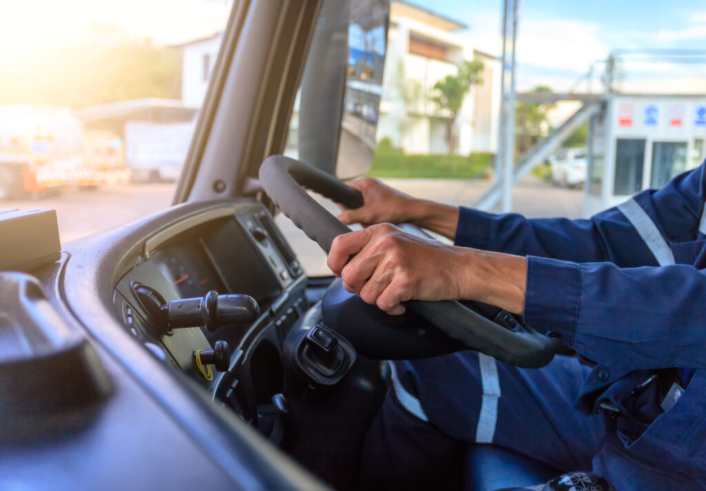 トラック運転席の画像