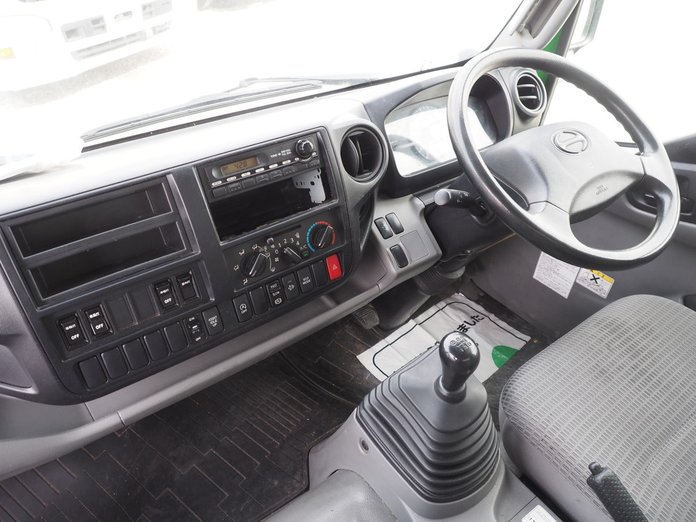 日野デュトロ運転席の画像
