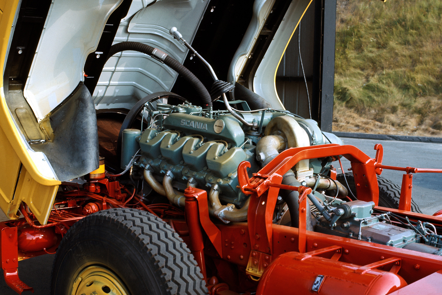 ディーゼルエンジンとは？特徴やメリットなどを詳しく解説