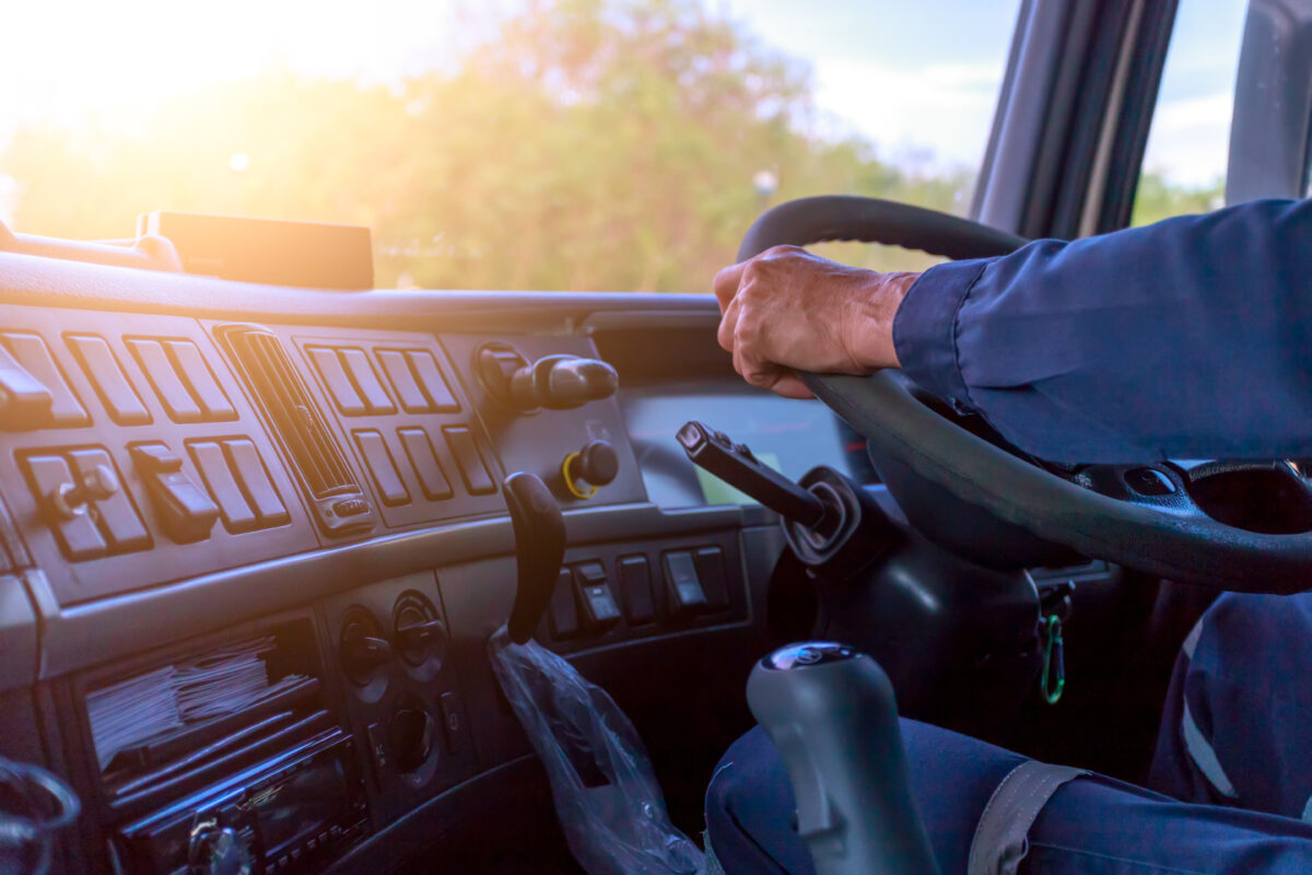 トラックのオーバーハングとは？事故を起こさない運転方法も解説