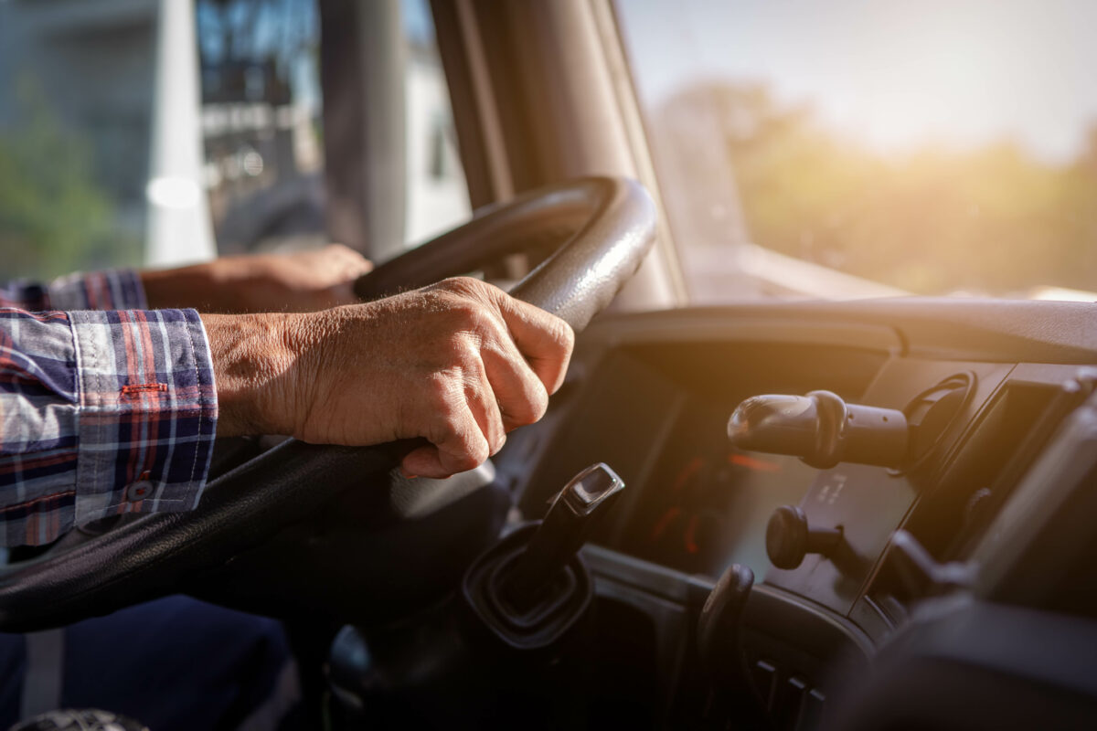 トラックの内輪差とは？トラックを安全に運転するために知っておこう！