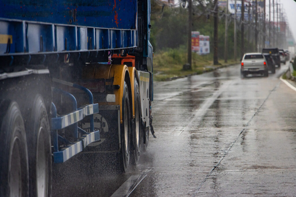 雨の中のトラックの画像