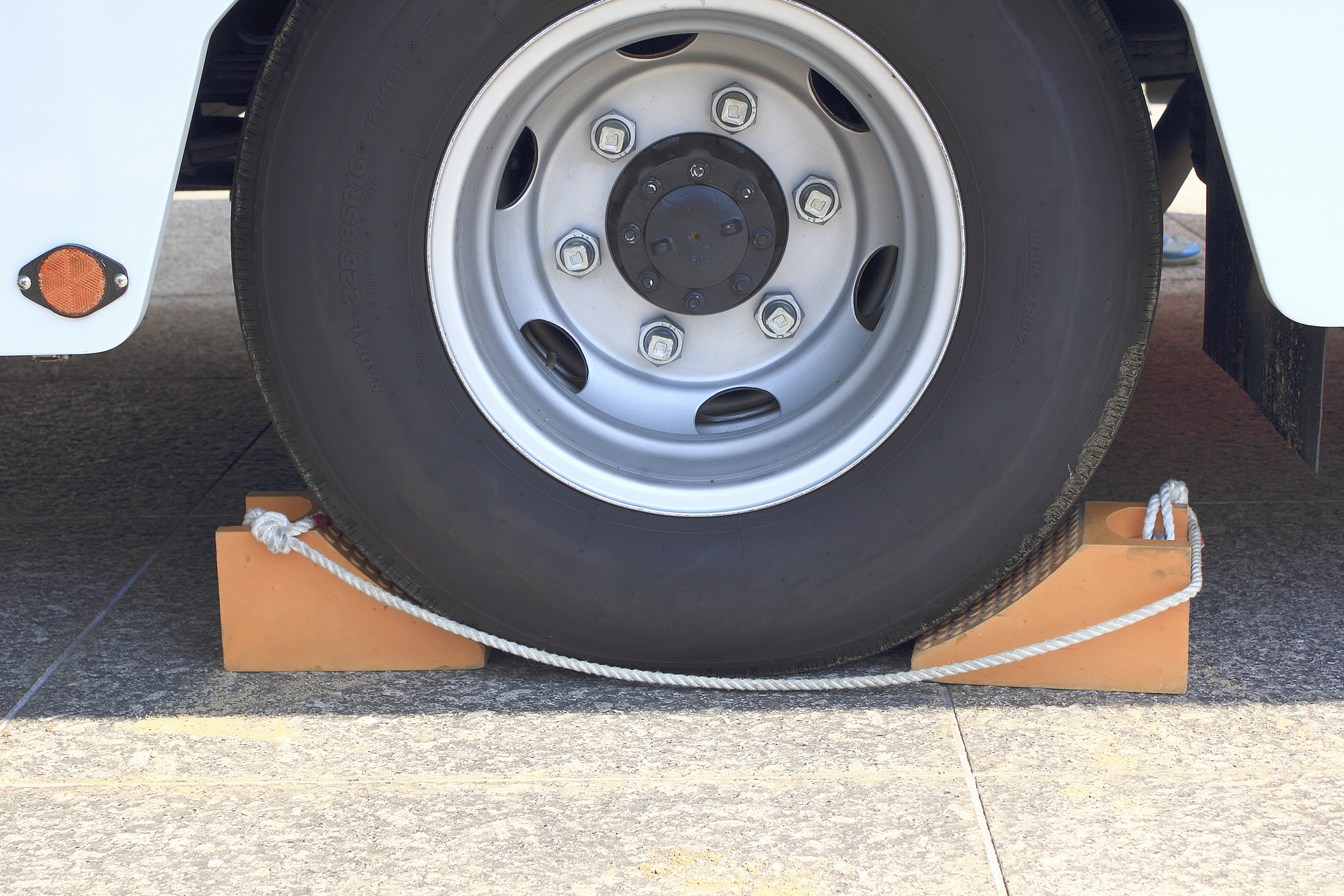 タイヤの輪止め(車留め・車輪止め)とは?種類や安全効果、使い方も