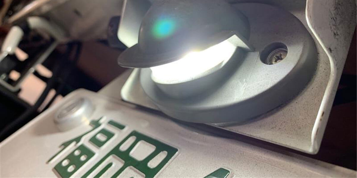 トラックのナンバー灯をLEDに交換したいドライバー必見！交換手順と注意点を解説