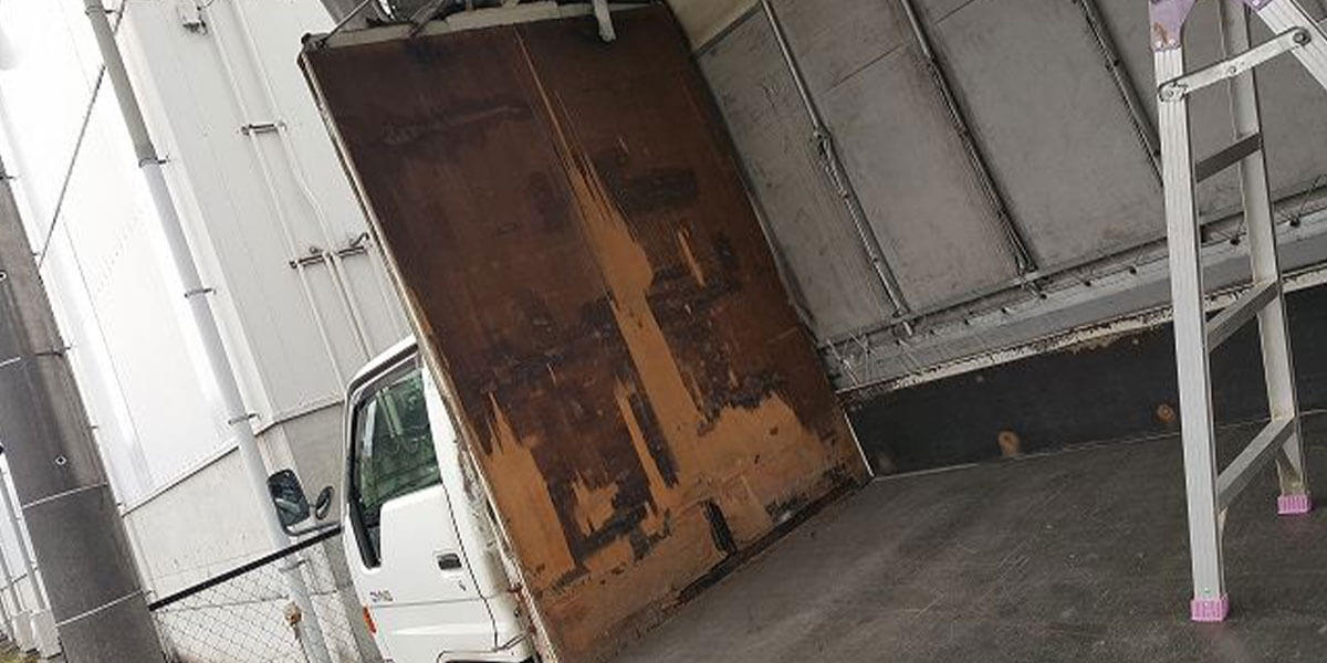 ウイング車の荷台が雨漏りしている！原因と対処法は？