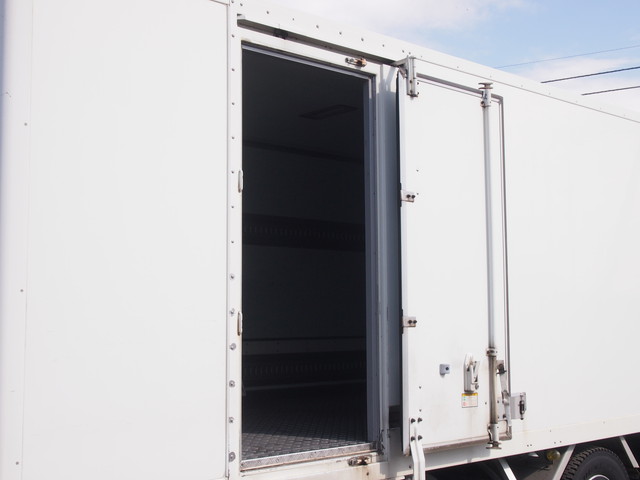 いすゞ フォワード 冷凍バン 中増t KL-FSD33K4S 年式 H16[写真04]