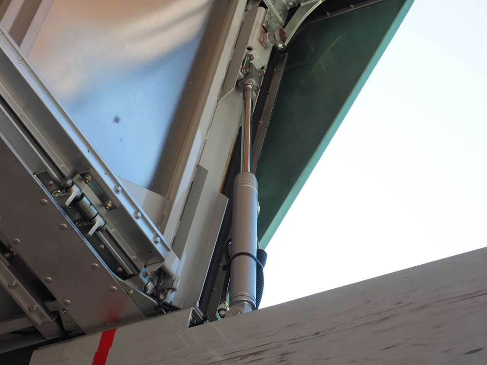 いすゞ ギガ ウイング車 大型 QKG-CYL77A 年式 H26[写真12]