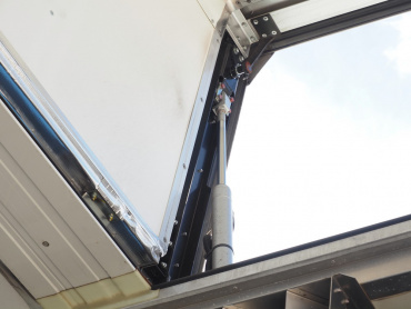 いすゞ ギガ 冷凍ウイング 大型 QKG-CYJ77A 年式 H27[写真10]