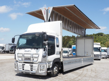 いすゞ ギガ ウイング車 大型 QKG-CYJ77A 年式 H27[写真02]