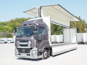 いすゞ ギガ 冷凍ウイング 大型 QKG-CYJ77B 年式 H29[写真02]