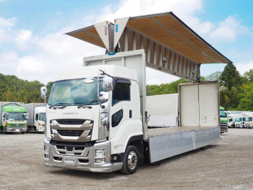 いすゞ ギガ ウイング車 大型 QKG-CYJ77B 年式 H29[写真02]