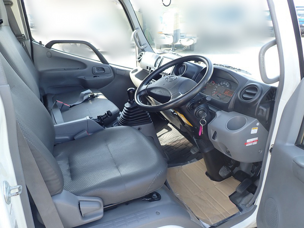 日野 デュトロ バン車 小型 TKG-XZC600M 年式 H28[写真09]