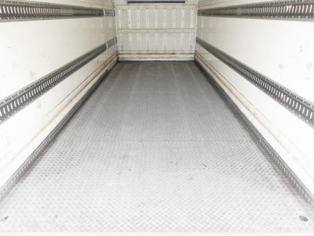 いすゞ フォワード 冷凍バン 中型 TKG-FRR90S2 年式 H27[写真03]