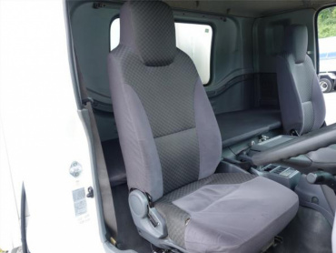 いすゞ フォワード 冷凍バン 中型 TKG-FRR90S2 年式 H27 [写真04]