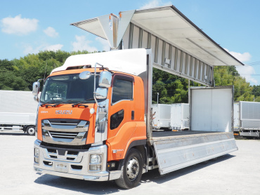 いすゞ ギガ ウイング車 大型 QPG-CYL77B 年式 H29[写真03]