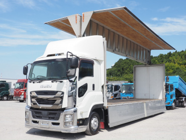 いすゞ ギガ ウイング車 大型 QKG-CYJ77B 年式 H29[写真02]