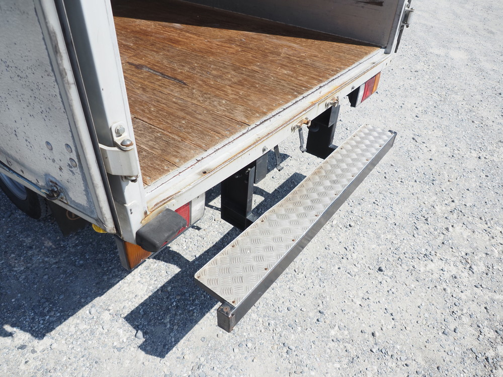 いすゞ エルフ バン車 小型 TRG-NLR85AN 年式 H30[写真11]