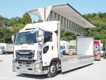 いすゞ ギガ ウイング車 大型 QPG-CYL77B 年式 H29[写真02]