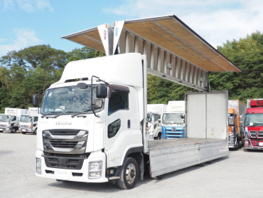 いすゞ ギガ ウイング車 大型 QPG-CYJ77B 年式 H28[写真03]