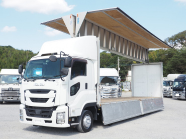 いすゞ ギガ ウイング車 大型 QKG-CYJ77B 年式 H28[写真03]