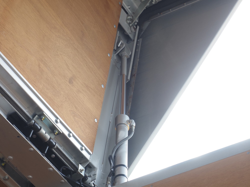 いすゞ フォワード ウイング車 中型 TKG-FRR90T2 年式 H27[写真06]