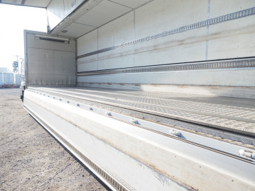 いすゞ ギガ 冷凍ウイング 大型 PDG-CYJ77W8 年式 H22[写真23]