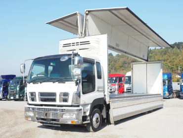 いすゞ ギガ 冷凍ウイング 大型 PDG-CYJ77W8 年式 H22[写真02]