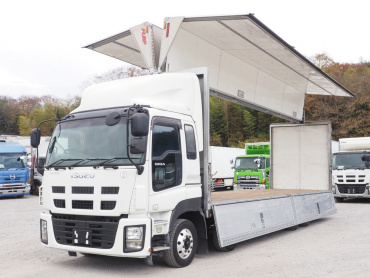 いすゞ ギガ ウイング車 大型 QKG-CYJ77A 年式 H26[写真03]