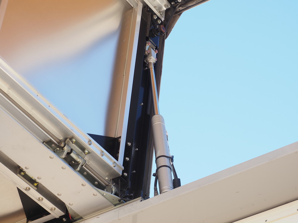 いすゞ ギガ ウイング車 大型 QKG-CYJ77A 年式 H27[写真18]