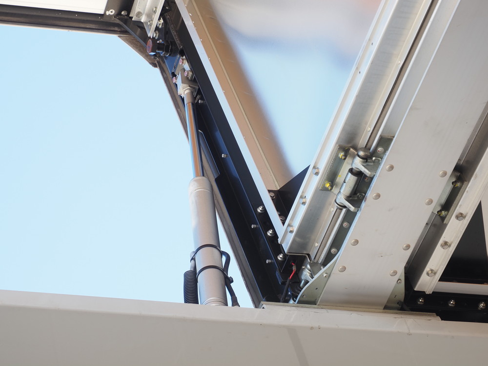 いすゞ ギガ ウイング車 大型 QKG-CYJ77A 年式 H27[写真12]