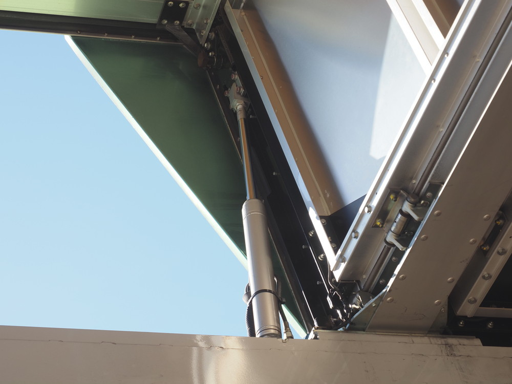 いすゞ ギガ ウイング車 大型 QKG-CYJ77A 年式 H27[写真20]