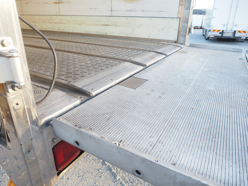 いすゞ ギガ 冷凍バン 大型 QKG-CYJ77A 年式 H27[写真23]