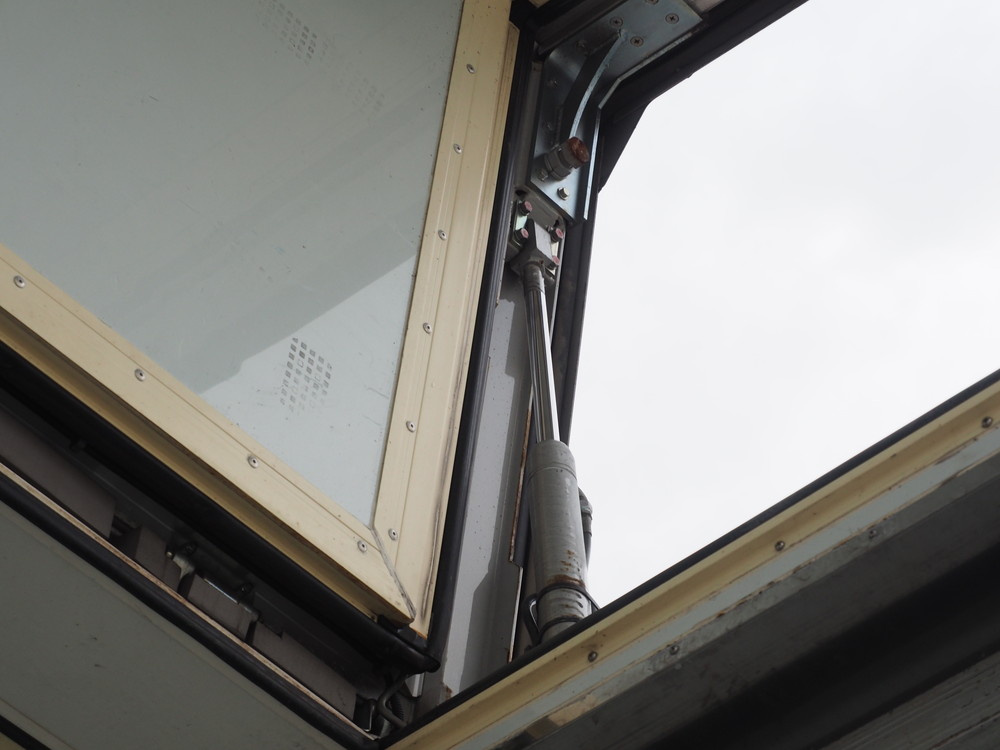 いすゞ ギガ 冷凍ウイング 大型 QKG-CYL77A 年式 H27[写真19]