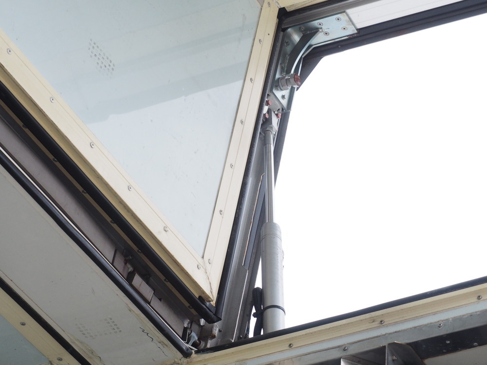 いすゞ ギガ 冷凍ウイング 大型 QKG-CYL77A 年式 H27[写真11]