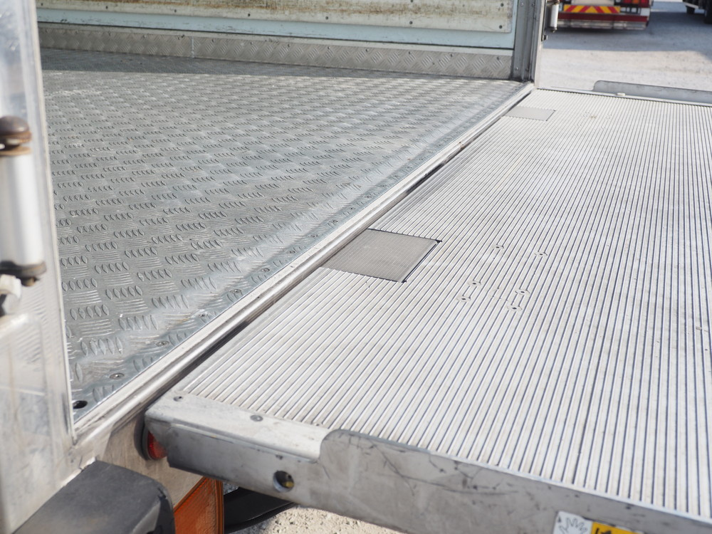 いすゞ フォワード 冷凍バン 中型 TKG-FRR90S2 年式 H28[写真20]