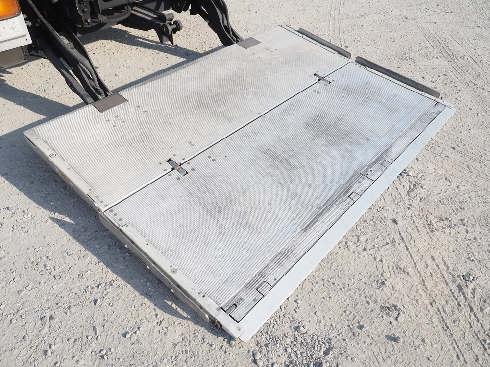 いすゞ フォワード 冷凍バン 中型 TKG-FRR90S2 年式 H28[写真19]