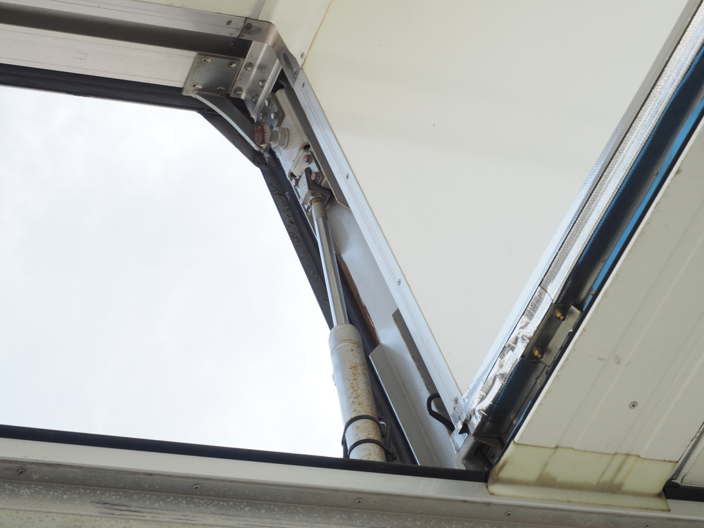 いすゞ ギガ 冷凍ウイング 大型 QKG-CYL77A 年式 H26[写真16]