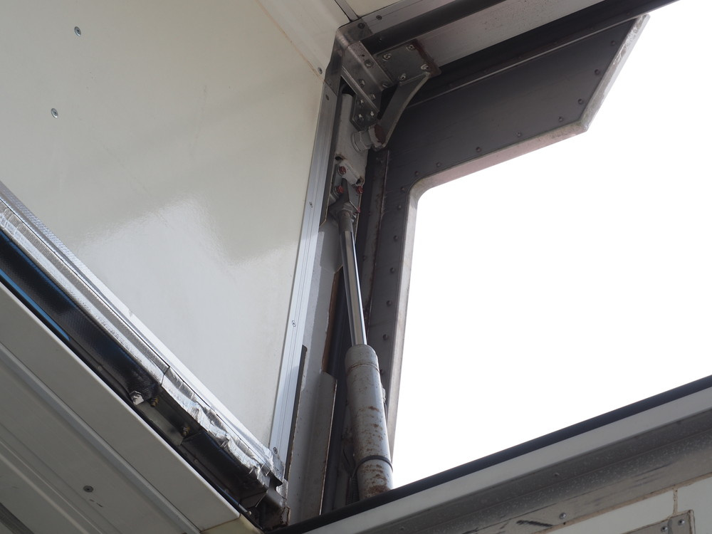 いすゞ ギガ 冷凍ウイング 大型 QKG-CYL77A 年式 H26[写真15]