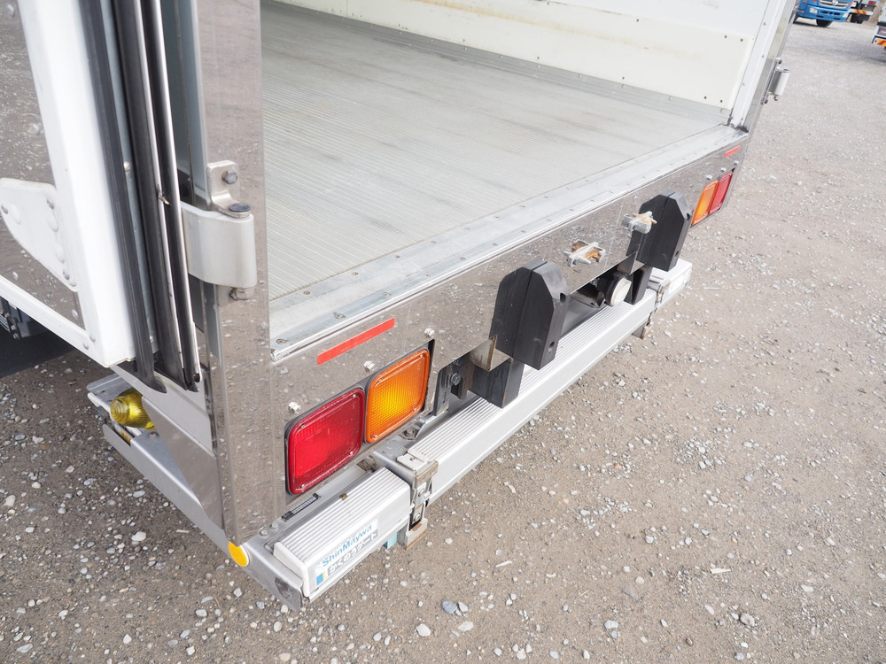 いすゞ フォワード 冷凍バン 中型 2PG-FRR90T2 年式 H30[写真15]