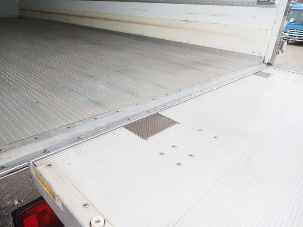 いすゞ フォワード 冷凍バン 中型 2PG-FRR90T2 年式 H30[写真21]