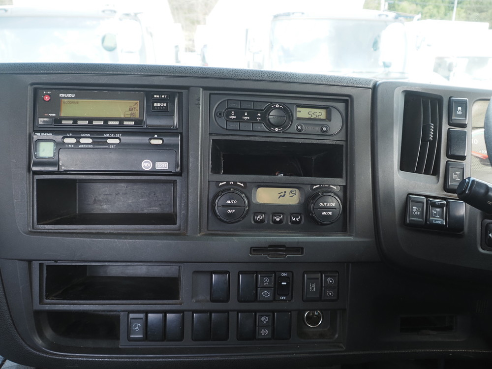 いすゞ ギガ トラクタ 大型 QKG-EXD52BD 年式 H28[写真20]