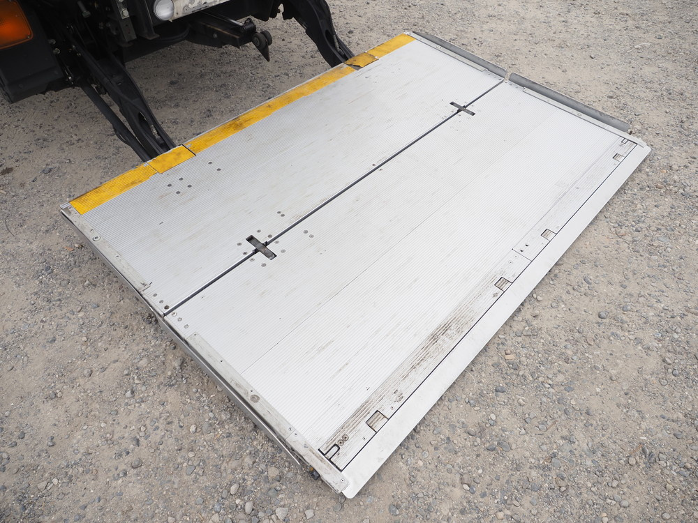 いすゞ フォワード 冷凍バン 中増t 2PG-FTR90V2 年式 R2[写真19]