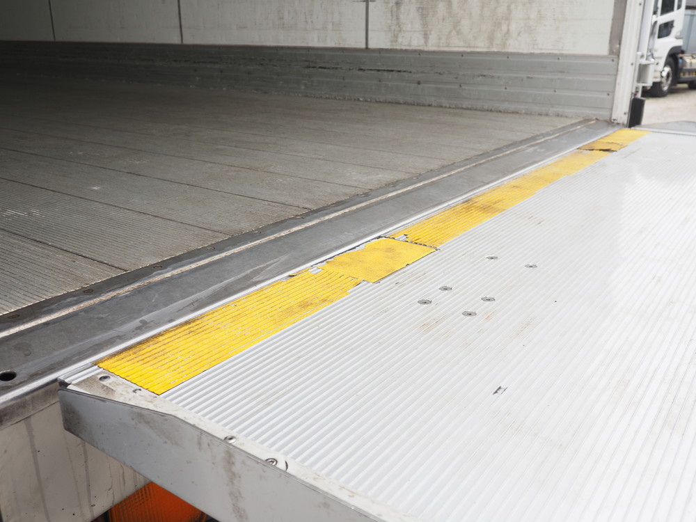 いすゞ フォワード 冷凍バン 中増t 2PG-FTR90V2 年式 R2[写真20]