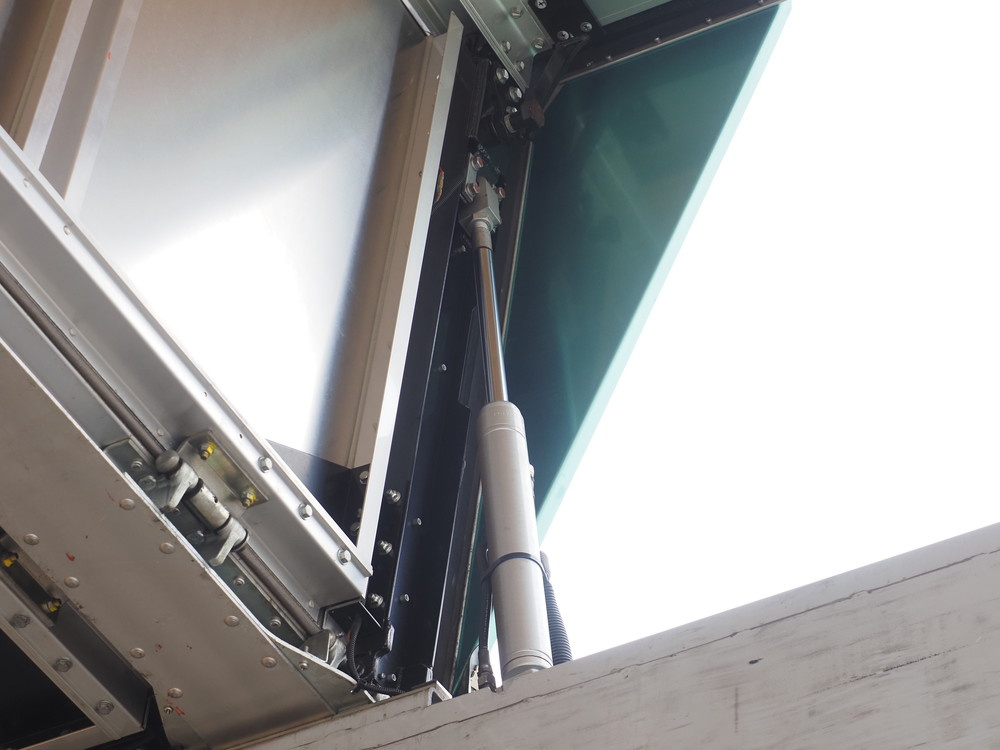 いすゞ ギガ ウイング車 大型 QKG-CYJ77A 年式 H27[写真11]