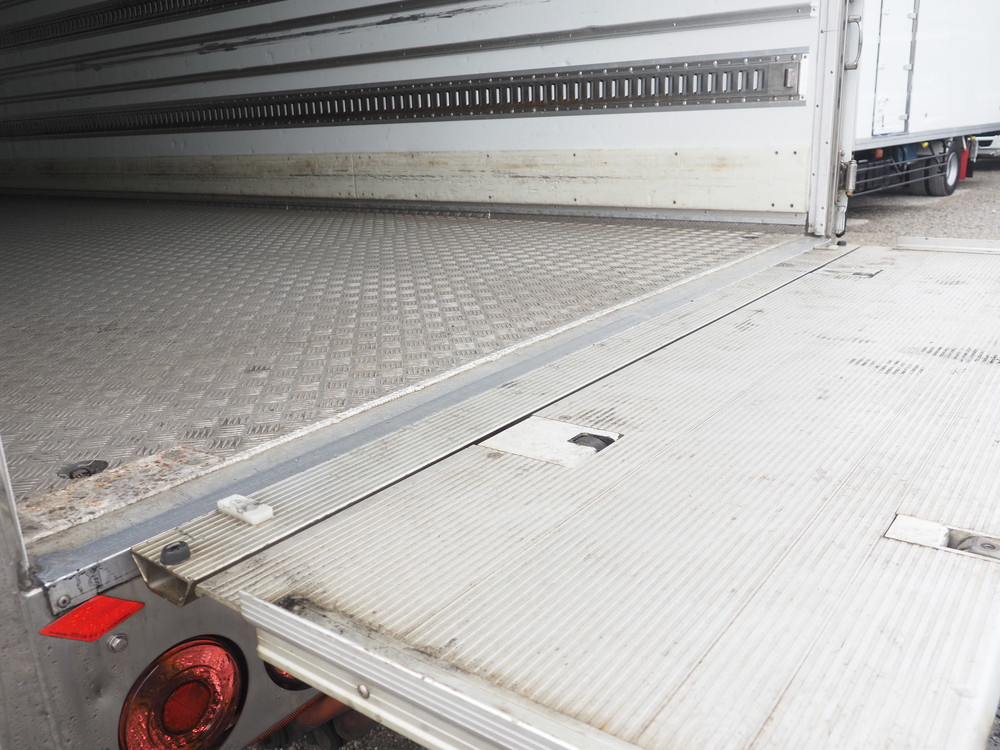 いすゞ フォワード 冷凍バン 中型 TKG-FRR90T2 年式 H29[写真23]