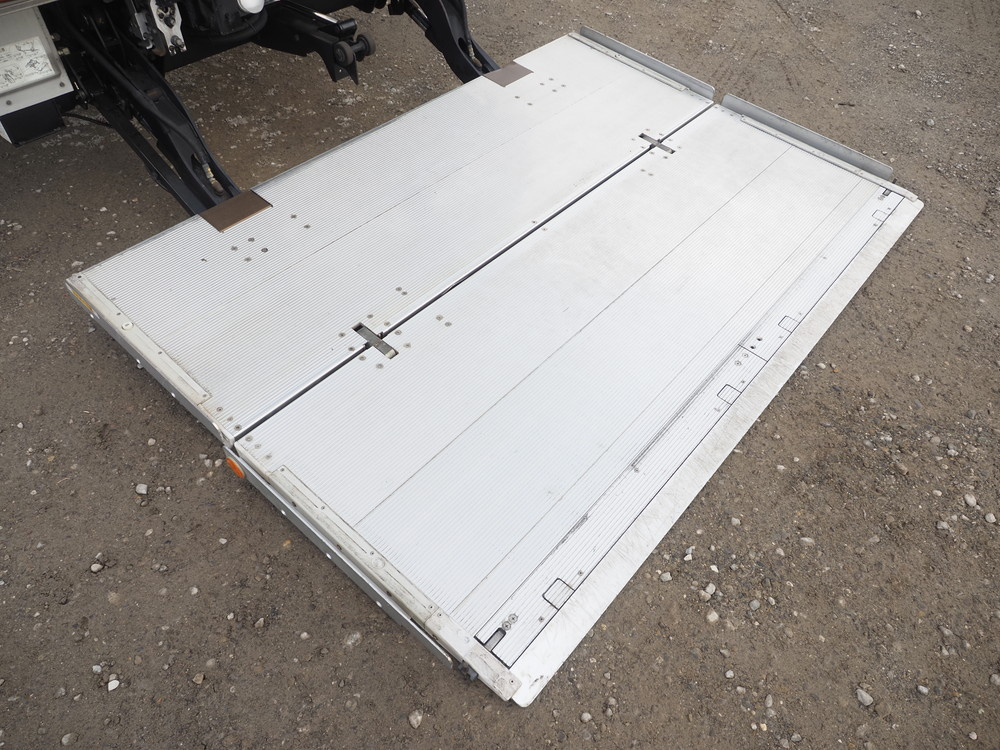 いすゞ フォワード 冷凍バン 中増t LKG-FTR90T2 年式 H29[写真24]